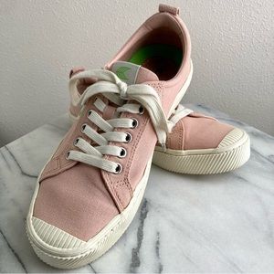 Cariuma Low Top Canvas Sneakers in Pink - Size 10 Women or 8.5 Men
